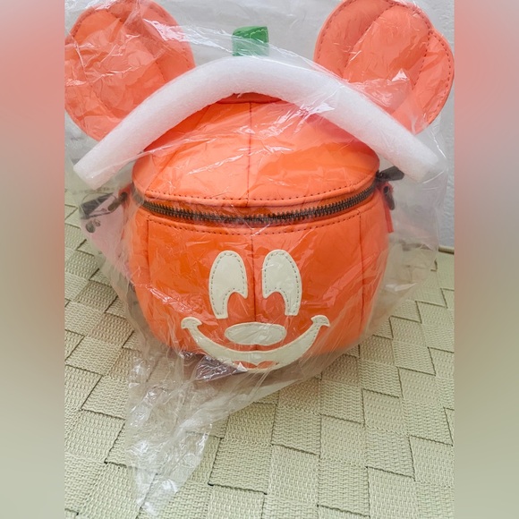 LOUNGEFLY Mickey-o-lantern Pumpkin bag. (Glow in the dark)!!!